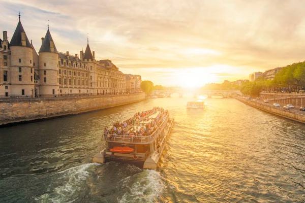 Båttur på floden Seine i Paris