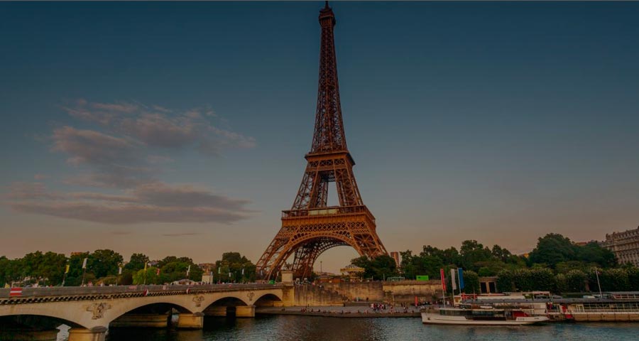 Gå upp i Eiffeltornet i Paris