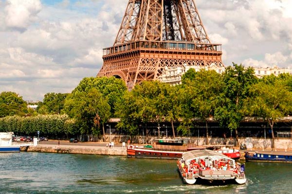 Eiffeltornet + båt på floden Seine i Paris