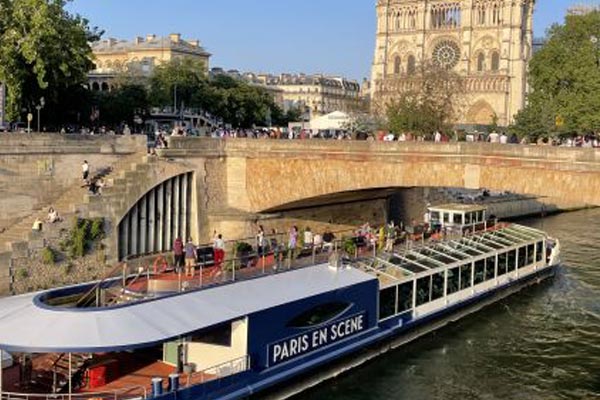 Ta dig runt med båt på floden Seine i Paris