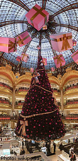 Julgran i Galeries Lafayette, Paris