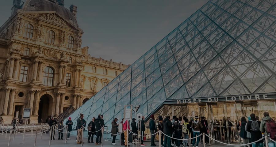 Besök Louvren i Paris