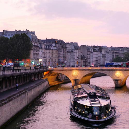 Promenera vid floden Seine i Paris